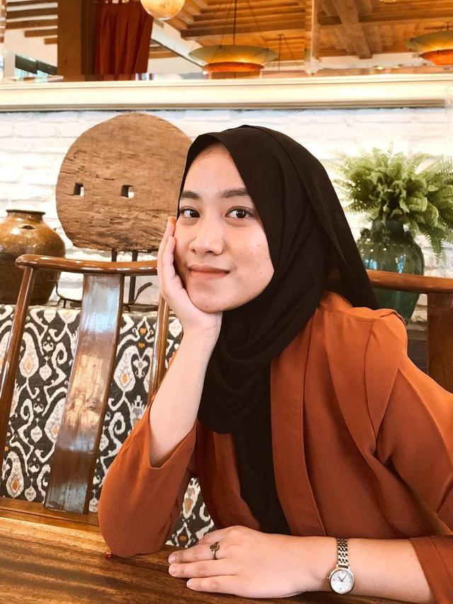 6 Potret Sella Brata, Sepupu Nagita Slavina yang Jarang Tersorot