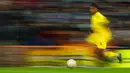 Pemain Chelsea Trevoh Chalobah mengontrol bola saat melawan Real Madrid pada pertandingan leg kedua perempat final Liga Champions di Stadion Santiago Bernabeu, Madrid, Spanyol, 12 April 2022. Real Madrid kalah 2-3. (AP Photo/Manu Fernandez)
