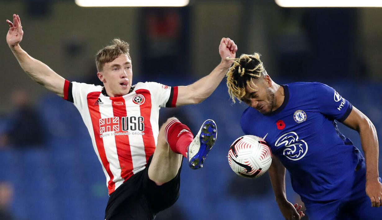 Pemain Chelsea, Reece James, berebut bola dengan pemain Sheffield United, Ben Osborn, pada laga Liga Inggris di Stadion Stamford Bridge, Sabtu (7/11/2020). Chelsea menang dengan skor 4-1. (Peter Cziborra/Pool via AP)