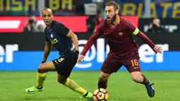 Gelandang AS Roma, Daniele De Rossi, berusaha melewati gelandang Inter Milan, Joao Mario. Pada laga ini kedua klub sama-sama memakai formasi andalan mereka 3-4-2-1. (AFP/Giuseppe Cacace)