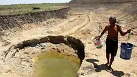 Warga mencari air di dasar Waduk Senthir, Lamongan, Jatim. Ribuan jiwa di tiga kecamatan di Kabupaten Lamongan mengalami krisis air bersih saat puncak musim kemarau. (Antara)