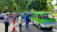 Angkot-angkot di Kota Bogor disemprot cairan disinfektan untuk mencegah penyebaran virus corona. (Liputan6.com Achmad Sudarno)