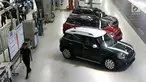 Teknisi melintasi mobil MINI Countryman di pabrik perakitan Gaya Motor, Sunter, Jakarta, Kamis (6/9). MINI Indonesia menyelesaikan unit terakhir batch pertama produksi New MINI Countryman rakitan PT. Gaya Motor. (Liputan6.com/Fery Pradolo)