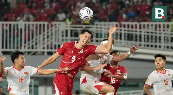 Penyerang Timnas Indonesia, Mitchell Baker (9), berduel udara dengan para pemain Vietnam pada laga ketiga Grup A Piala AFF 2026 di Stadion Pakansari, Bogor, Senin (3/8/2026) malam WIB. Mitchell Baker beberapa kali menjadi target umpan lambung skuad Garuda, namun gagal membawa Timnas Indonesia mencetak gol dalam laga yang berakhir dengan kekalahan 0-3 dari Vietnam. (Kapanlagi.com/Budy Santoso)