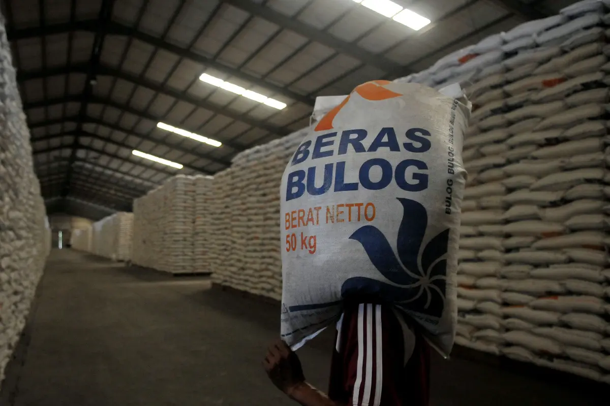 Rata–rata distribusi beras per bulan hanya sebanyak 4.064 ton untuk program beras sejahtera (rastra) bagi keluarga miskin. 