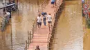 Jembatan ini dibangun untuk mengatasi gangguan aktivitas warga akibat banjir yang melanda wilayah Maying, Jiujiang, di provinsi Jiangxi Tengah, China. (Foto: AFP)