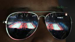 Seorang fans menggunakan kaca mata hitam saat menyaksikan Indonesia Open 2018 di Istora Senayan, Jakarta, (5/7/2018). Indonesia Open 2018 berlangsung dari 3-8 Juli 2018. (Bola.com/Nick Hanoatubun)