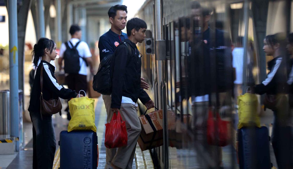 Sebagai informasi, sejumlah kota yang menjadi tujuan favorit para pemudik yang berangkat dari Stasiun Pasar Senen, Jakarta, adalah Yogyakarta, Surabaya, Semarang, Bandung, Purwokerto, dan Jember. Tampak dalam foto, calon penumpang saat masuk ke dalam Kereta Api Jarak Jauh di Stasiun Pasar Senen, Jakarta, Senin (16/3/2026). (Kapanlagi.com/Budy Santoso)