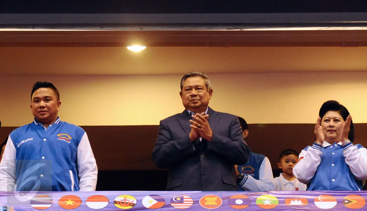 Ketua Umum Partai Demokrat, Susilo Bambang Yudhoyono (tengah) saat menyaksikan acara pembukaan Kejuaraan Karate se Asia Tenggara di Jakarta, Kamis (25/2/2016). 1418 karateka mengikuti kejuaraan ini. (Liputan6.com/Helmi Fithriansyah)