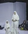 Sudah berburu baju seragam keluarga untuk Lebaran tahun ini? Lihat model terbaru dari Angelina Sondakh-Adelia Pasha