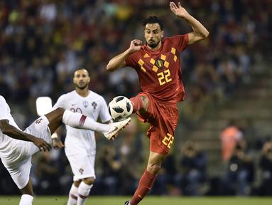 Gelandang Belgia, Nacer Chadli, berebut bola dengan gelandang Portugal, Manuel Fernandes, pada laga persahabatan di Stadion King Baudouin, Brussels, Sabtu (2/6/2018). Kedua negara bermain imbang 0-0. (AFP/John Thys)