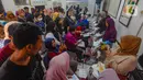 Pemerintah kembali menyalurkan bantuan pangan beras 10 kilogram dari cadangan beras pemerintah (CBP) tahap dua (April, Mei, Juni) kepada sebanyak 22 juta keluarga penerima manfaat (KPM). (merdeka.com/Arie Basuki)