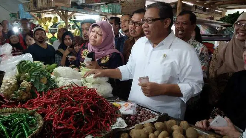 Menteri Koperasi dan UKM Anak Agung Gde Ngurah Puspayoga beli capai di Pasar Klender