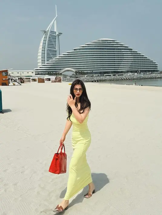 Kenakan one shoulder dress dengan model slim fit, Felicia tampil semakin percaya diri memperlihatkan body goals-nya. [@felicyangelista_]