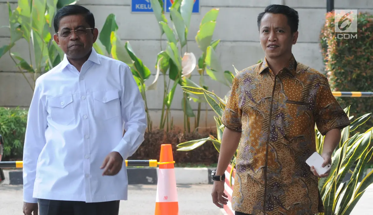Mantan Mensos dan Sekjen Partai Golkar Idrus Marham berjalan saat tiba di gedung KPK, Jakarta, Jumat (31/8). Idrus Marham diperiksa sebagai tersangka  terkait kasus menerima suap Rp 4,8 miliar proyek PLTU Riau-1. (Merdeka.com/Dwi Narwoko)