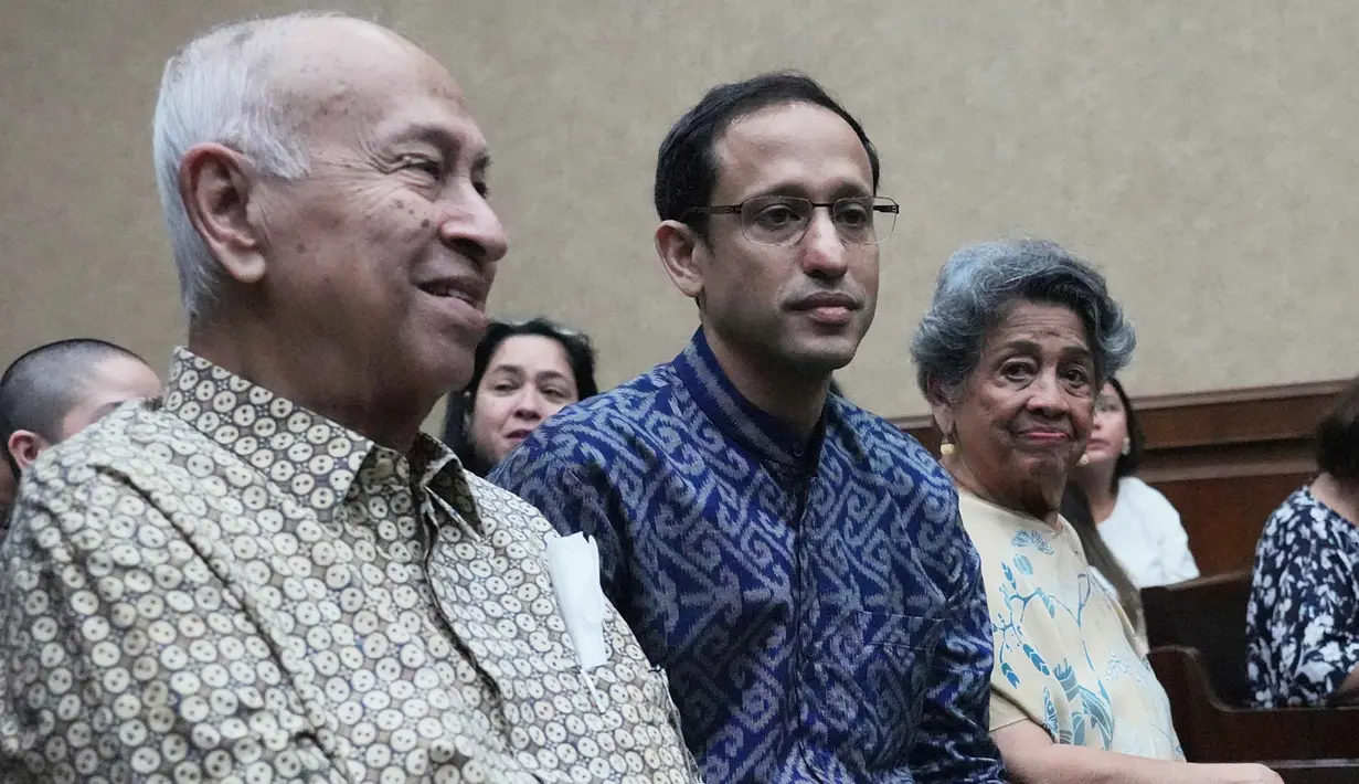 Sidang hari ini, Senin 20 April 2026, beragendakan mendengar keterangan saksi-saksi. Tampak dalam foto, Menteri Pendidikan, Kebudayaan, Riset, dan Teknologi (Mendikbudristek) periode 2019 hingga 2024, Nadiem Anwar Makarim (tengah) bersama diapit oleh kedua orang tuanya Nono Anwar Makarim (kiri) dan Atika Algadrie sebelum dimulainya sidang di Pengadilan Tindak Pidana Korupsi, Jakarta, Senin 20 April 2026. (AP Photo/Achmad Ibrahim)