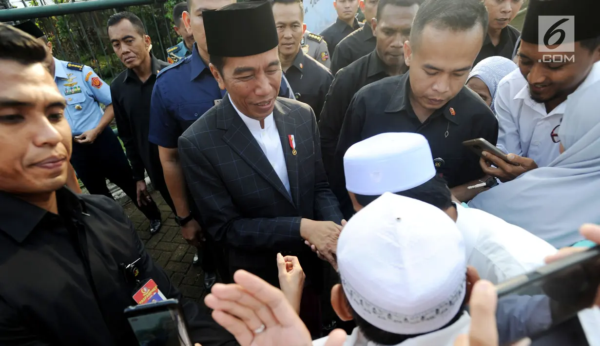 Sejumlah warga bersalaman dengan Presiden Joko Widodo usai melaksanakan salat id Hari Raya Idul Fitri 1 Syawal 1439 H di Lapangan Astrid, Kebun Raya Bogor, Jumat (15/6). (Merdeka.com/Arie Basuki)
