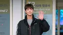 Kali ini, sempurnakan airport style-nya, Park Bogum kenakan jaket ski yang dipadukan dengan tas duffle bertuliskan namanya. Total look ini, hadirkan pesona gaya relaxed yang sempurna. Outfit yang dikenakannya dari rumah mode Celine. [Foto: Celine]