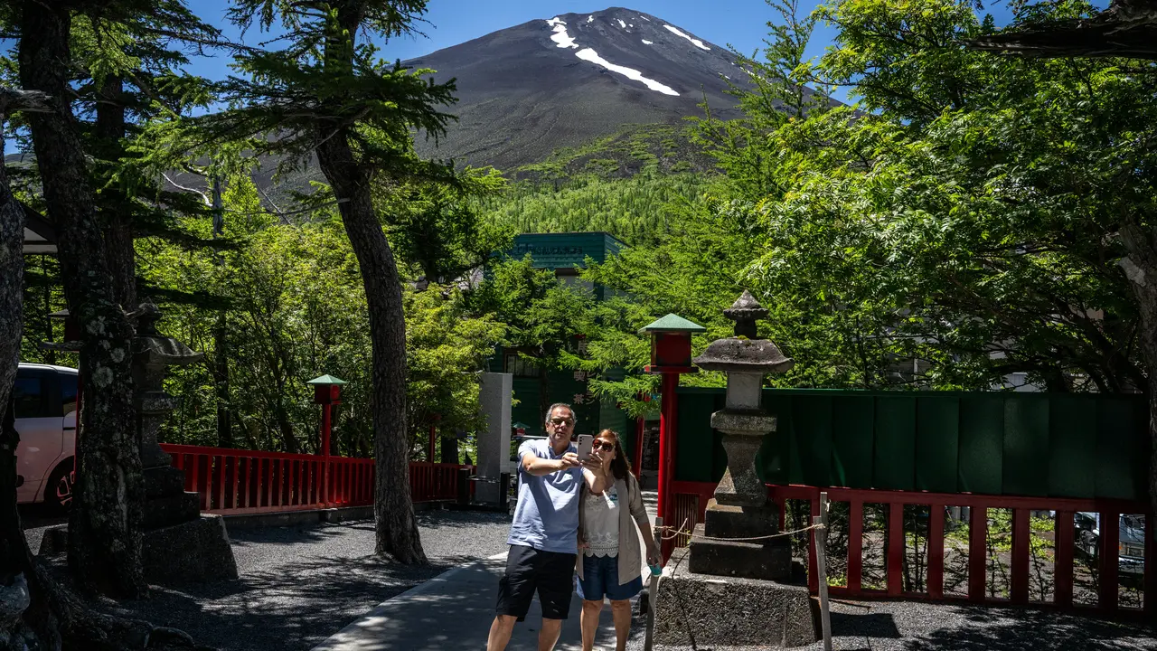 Salju di Gunung Fuji Telat Datang, Sektor Pariwisata Jepang Terancam?