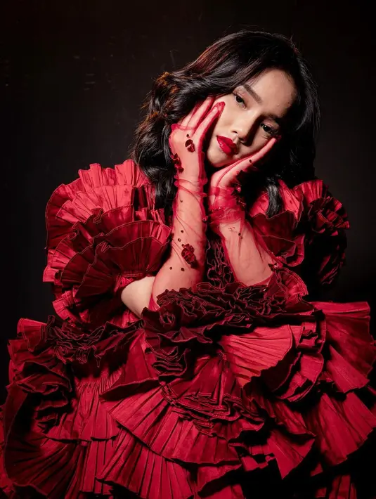 Penampilan Fuji An dengan gaun merah ini berhasil mencuri perhatian netizen. Dalam pemotretannya, ia juga terlihat menggunakan sarungan tangan berwarna senada dengan detail ornamen mawar. (Liputan6.com/IG/@fuji_an)