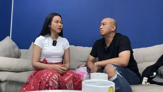 Yura Yunita curhat pada Pandji soal makna dibalik lagu Dunia Tipu-Tipu. (Youtube.com/Pandji Pragiwaksono)