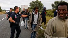 Polisi Perancis mengusir para imigran yang berusaha memasuki kawasan Channel Tunnel di Frethun, Calais, Perancis (3/8/2015). Pada malam hari imigran masuk keterowongan rel bawah laut yang menghubungkan Perancis dan Inggris. (REUTERS/Pascal Rossignol)