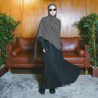 Natasha mengenakan gamis plisket dengan kerudung coklat panjang serta sepatu bot. (dok. Instagram @natasharizkynew/https://www.instagram.com/p/C2jn-eDvWr7/?utm_source=ig_web_copy_link/Rusmia Nely)