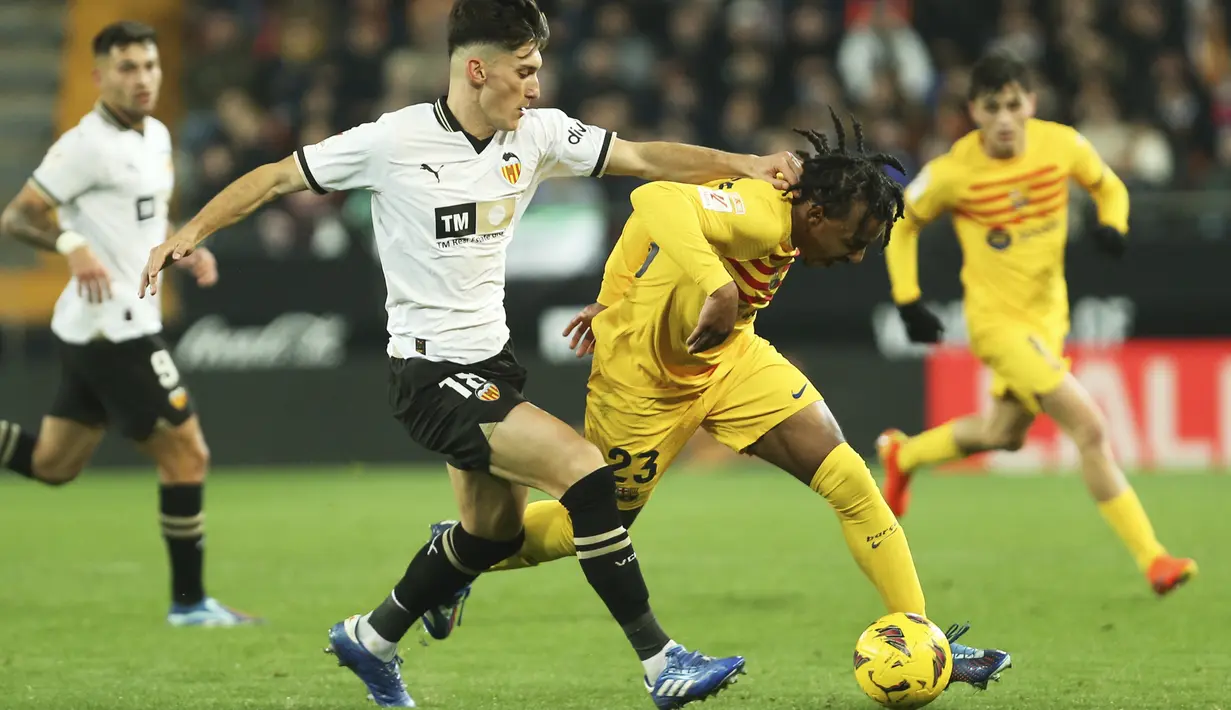 Dengan kegagalan menang di Stadion Mestalla maka Barcelona tertahan di posisi tiga klasemen LaLiga dengan koleksi 35 poin. (AP Photo/Alberto Saiz)