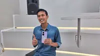 Raga, salah satu penggemar dan pengguna setia Oppo alias O-Fans, bercerita tentang bagaimana dirinya bisa jatuh cinta dengan smartphone-smartphone dari Oppo (Liputan6.com/Giovani Dio Prasasti)