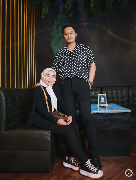 Netizen pun tak berhenti mengagumi pesona suami Muzdalifah yang tidak hanya ganteng dan stylish, namun juga romantis itu. (FOTO: instagram.com/fadelislami__/)