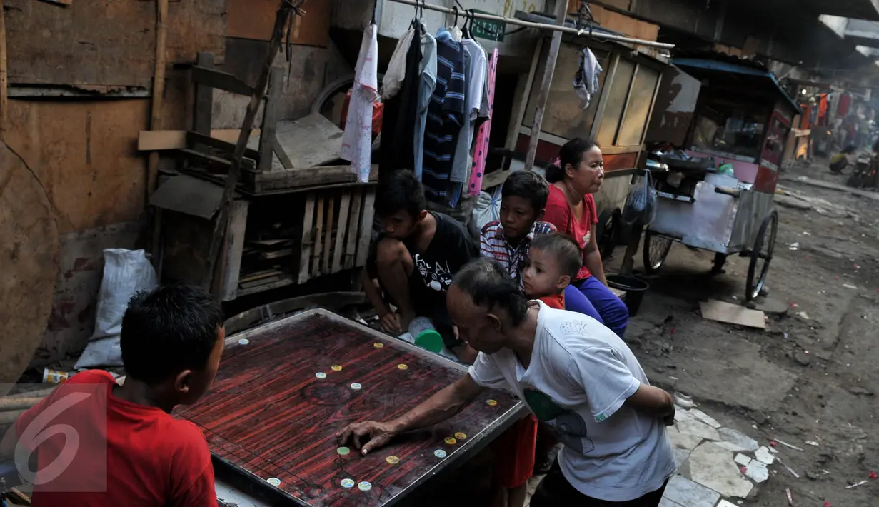 Warga bermain karambol disamping tempat huniannya di kolong jembatan Penjagalan, Penjaringan, Jakarta, Kamis (13/8/2015). Mahalnya biaya hidup dan sewa layak di Jakarta membuat mereka terpaksa tinggal di kolong jembatan. (Liputan6.com/Johan Tallo)