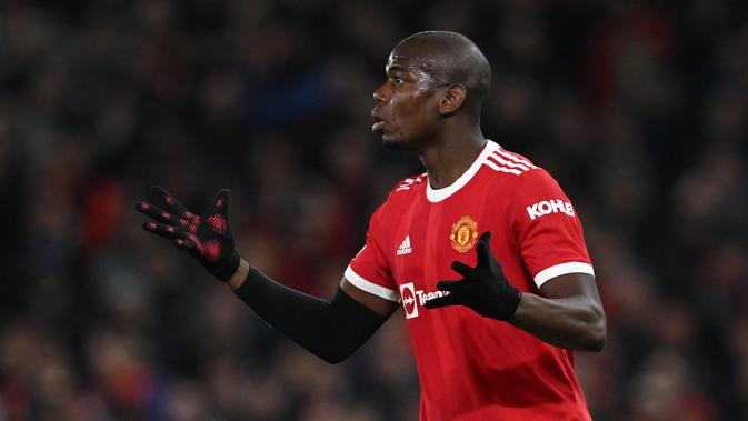 Gelandang Manchester United Paul Pogba memberi isyarat selama pertandingan leg kedua babak 16 besar Liga Champions melawan Atletico Madrid di Old Trafford, Rabu (16/3/2022) dini hari WIB. (Paul ELLIS / AFP)