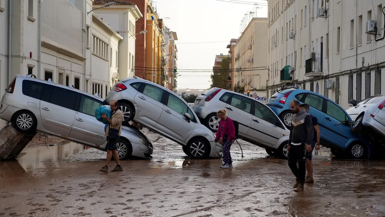 Tersapu Banjir Bandang di Spanyol, Puluhan Mobil Tertumpuk Tutupi Ruas Jalan