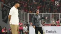 Pelatih Persija, Stefano Cugurra (kanan) saat laga melawan Arema FC pada babak pertama lanjutan Liga 1 Indonesia 2018 di Stadion GBK, Jakarta, Sabtu (31/3). (Liputan6.com/Helmi Fithriansyah)