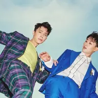 Sementara Donghae melakukan goyang dayung ala presiden Jokowi dan membuat para penggemar menjerit. (Soompi)