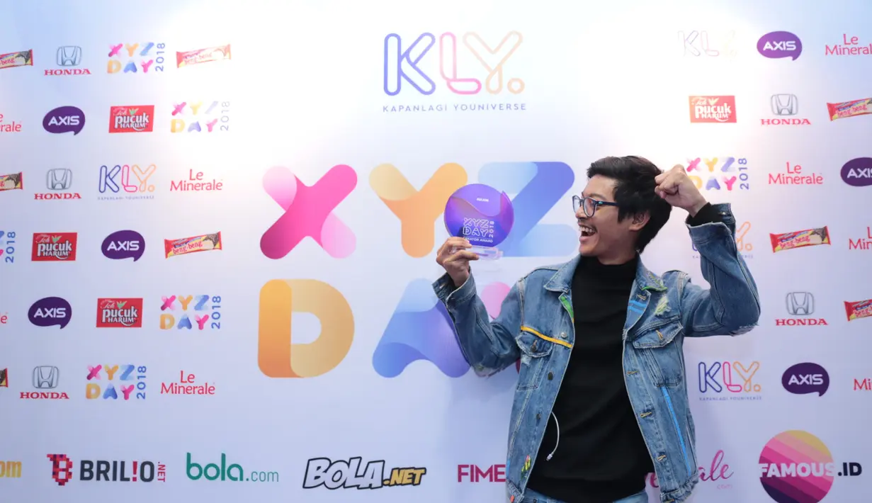 "Saya persembahkan (penghargaan ini) pada kreator-kreator hebat lainnya. Buat teman-teman kreator juga buat teks bahasa Indonesia agar mereka yang bisu dan tuli bisa tau kontent positif yang kita buat," kata Aulion. (Adrian Putra/Bintang.com)