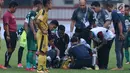 Petugas medis memberi pertolongan kepada pemain Persebaya, Andri Muladi saat laga melawan Bhayangkara FC pada lanjutan Go-Jek Liga 1 Indonesia bersama Bukalapak di Lapangan PTIK, Jakarta, Rabu (11/7). Laga berakhir imbang. (Liputan6.com/Helmi Fthriansyah)