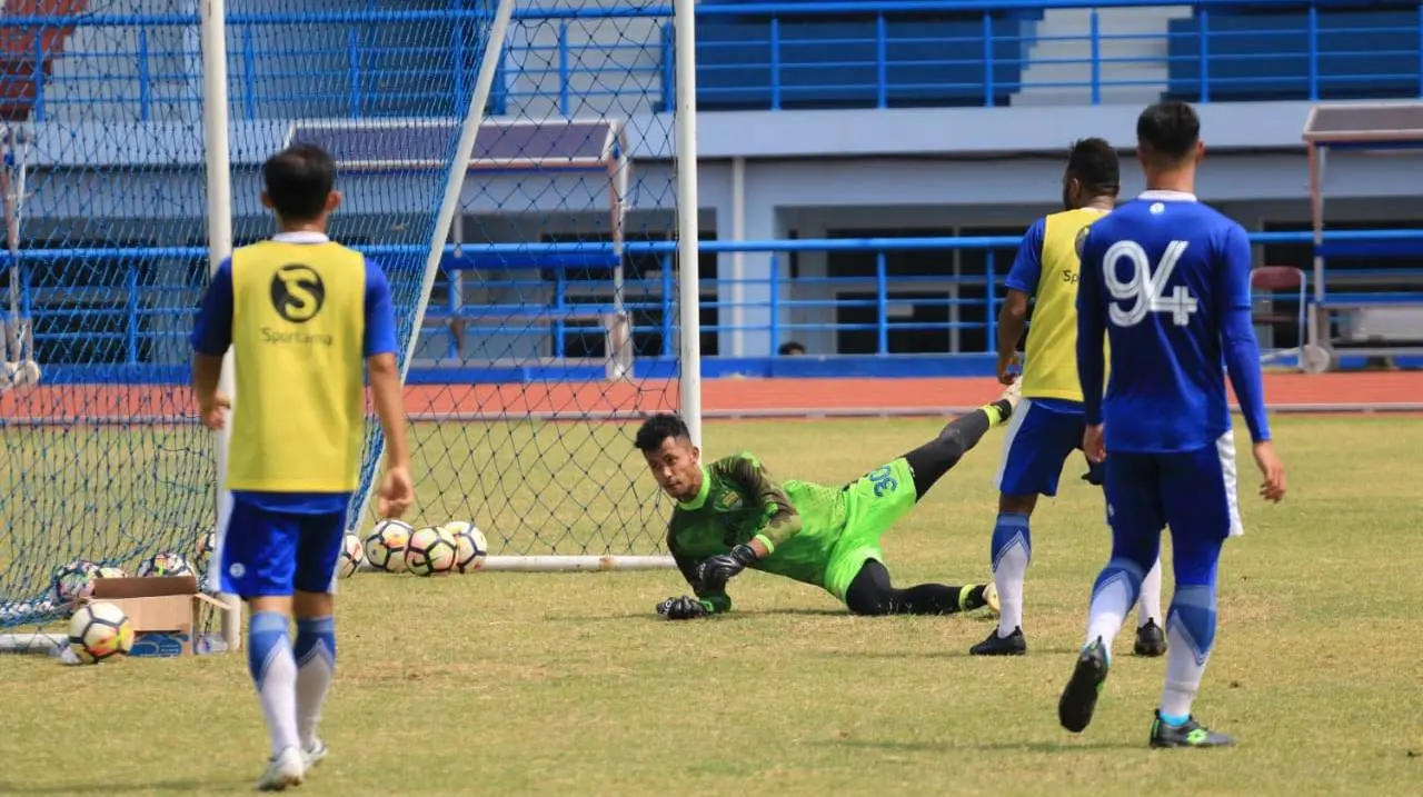 Muhammad Aqil Savik mengikuti sesi latihan tim yang digelar di Stadion SPOrT Jabar, Jalan Arcamanik, Kota Bandung, Selasa (17/7/2018). (Bola.com/Muhammad Ginanjar)