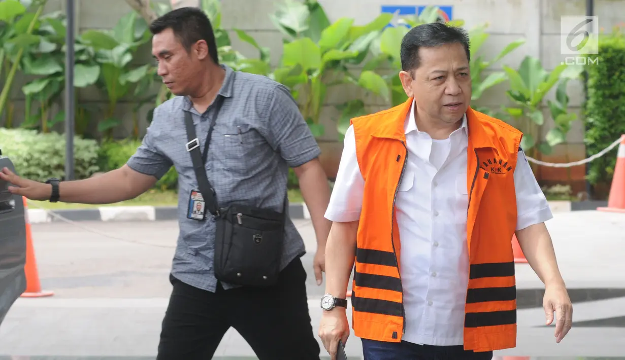 Terdakwa kasus korupsi proyek e-KTP Setya Novanto tiba di gedung KPK untuk menjalani pemeriksaan lanjutan, Jakarta, Senin (26/03). Setya Novanto diperiksa sebagai saksi atas dua tersangka kasus korupsi e-KTP. (Merdeka.com/Dwi Narwoko)