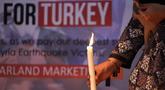 Seorang perempuan memegang lilin saat menyalakan lilin untuk para korban gempa bumi di Suriah dan Turki, di Islamabad, Pakistan, Senin, 6 Februari 2023. Gempa berkekuatan M7,8 telah mengguncang sebagian besar wilayah Turki dan Suriah. (AP Photo/Anjum Naveed)