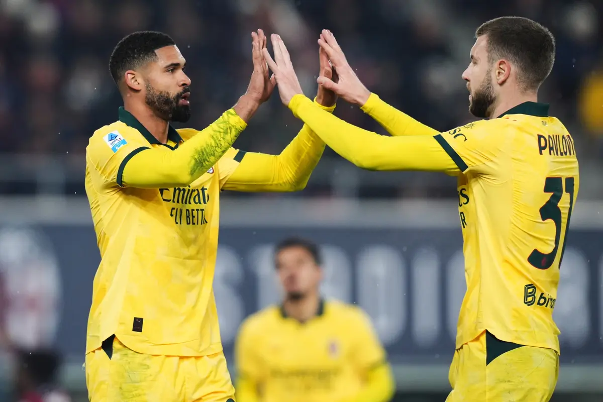 Ruben Loftus-Cheek (kiri) merayakan golnya dengan Strahinja Pavlovic di laga Bologna vs AC Milan di pekan ke-23 Liga Italia 2025/2026 di Renato Dall'Ara, Rabu (04/02/2026) dini hari WIB.