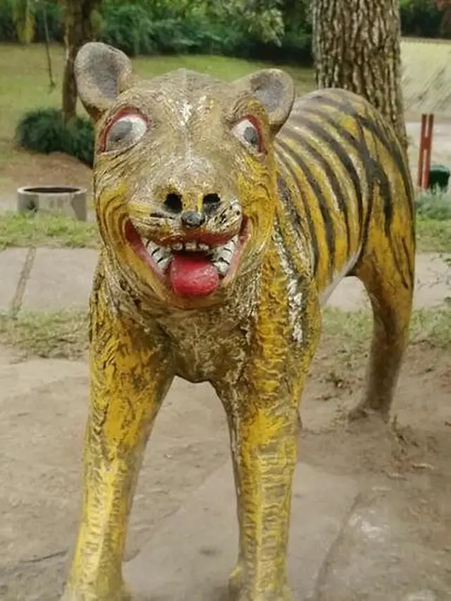 6 Patung Macan Dengan Mata Melotot Ini Bikin Ngakak