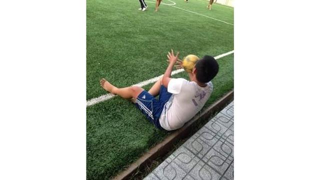 6 Momen Apes saat Main Sepak Bola Ini Bikin Senyum Tipis