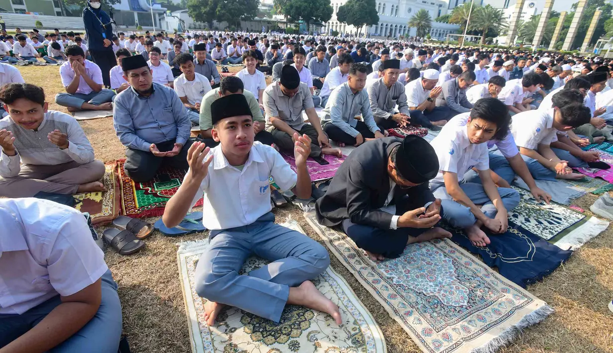 Umat Islam berdoa setelah melaksanakan Shalat Istisqa di halaman Mesjid Al Azhar, Jakarta, Selasa, 1 September 2026. (KLY/ Arie Basuki).