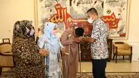 Rasa syukur disampaikan Elvina Hastuti Siregar dan anak lelakinya, Imam Dhuta Nugraha (15), karena segera mendapatkan kaki palsu dari Wakil Gubernur Sumatera Utara (Wagub Sumut) Musa Rajekshah