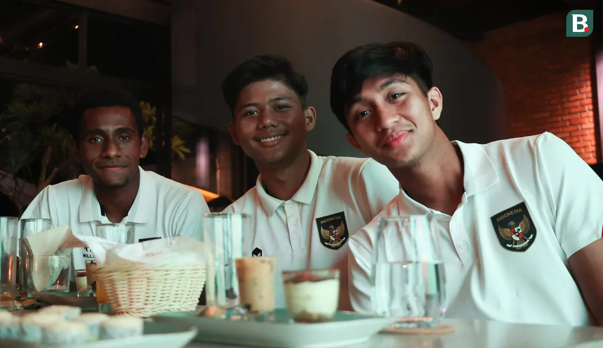 Ekspresi pemain Timnas Indonesi U-17, Iqbal Gwijangge (kiri)), Arkhan Kaka (tengah), dan Sulthan Zaky setelah acara pengundian babak penyisihan grup Piala Dunia U-17 2023 dari salah satu restoran di Jakarta, Jumat (16/9/2023). (Bola.com/Abdul Aziz)