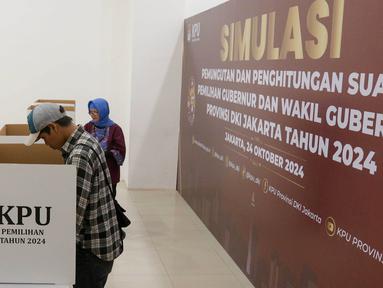 Warga melakukan simulasi pencoblosan surat suara Pemilihan Gubernur DKI Jakarta pada Pemilihan Kepala Daerah (Pilkada) Serentak 2024 di Gelanggang Remaja Johar Baru, Jakarta, Kamis (24/10/2024). (Liputan6.com/Herman Zakharia)