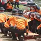 Tim Basarnas dan Badan Penanggulangan Bencana (Baguna) PDI Perjuangan melakukan simulasi gabungan penanganan bencana banjir di Bumi Perkemahan Cibubur, Jakarta, Kamis (23/11). (Liputan6.com/Herman Zakharia)
