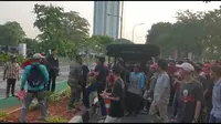 Ribuan personel polisi diturunkan pada pengamanan dan kelancaran arus pada pertandingan Persija Jakarta VS Persib Bandung hari ini. (Foto: Liputan6/Ronald)