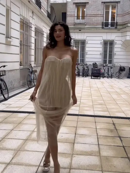 Dress tersebut memiliki model tube, dengan inner mini dress bergaya bustier putih dilengkapi tulle yang lebih panjang. [@kyliejenner]